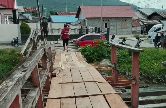 Sulianti Murad memperbaiki jembatan rusak di pasar Simpong. Jembatan ini sempat dikeluhkan para pedagang. (Handover)