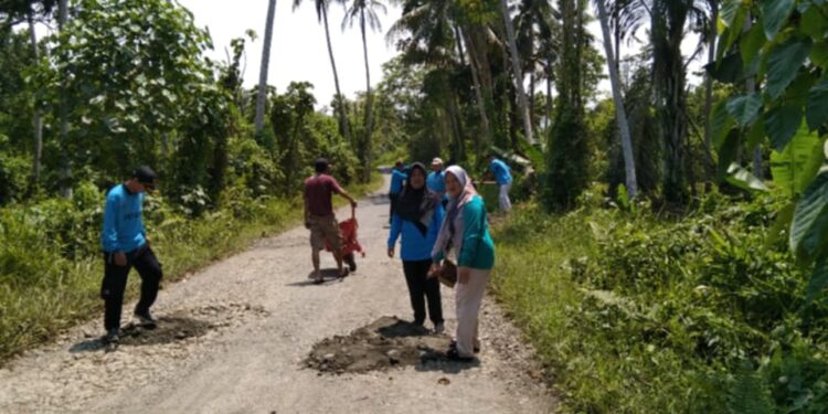 Pemerintah desa Hion dan BPD kerja bakti timbun jalan rusak. (Dok.Kilasbanggai.com)