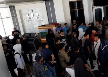 Aksi Demo di Kantor DPRD Banggai Ricuh, Kaca Pintu Pecah