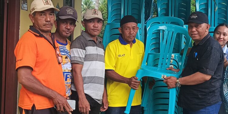 Penyerahan bantuan Tenda besi dan kursi dari Dinas sosial kabupaten Banggai kepada anggota majelis taklim Al-Hidayah desa Hion, kecamatan Bunta. (Dok.Kilasbanggai.com)