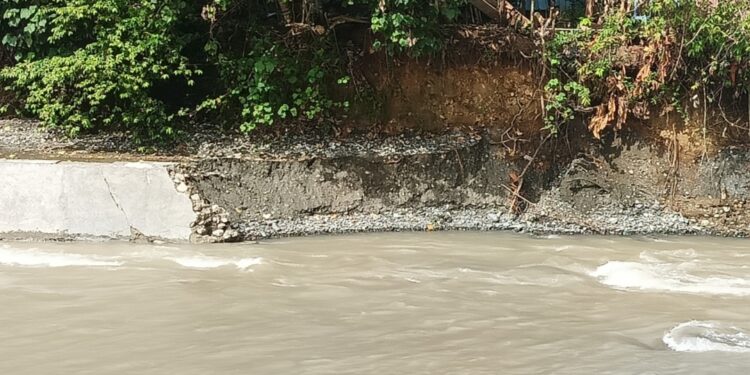 Proyek talud di desa Hion, kecamatan Bunta roboh. (Dok.Kilasbanggai.com)