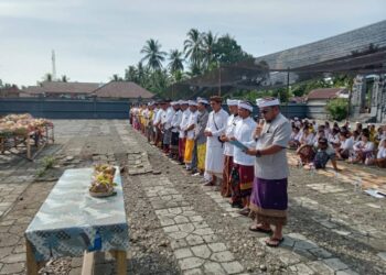Pengurus PHDI dan WHDI Desa Kami Wangi Resmi Dilantik