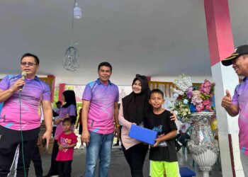 Penuh Semangat, Andi Maharani Bagikan Doorprize “Run De Batsel” di Batui Selatan