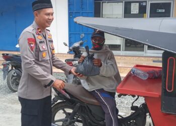 Bentuk Kepedulian Polri Terhadap Masyarakat, Kapolsek Bunta Bagi Sembako Hemat