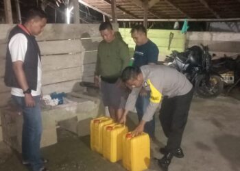 Imbangan Operasi Pekat 2025, Polsek Bunta Sita Ratusan Liter Miras dari Laonggo