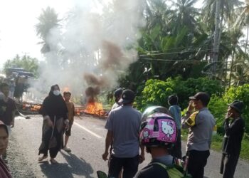 Lalat Serbu Rumah Warga, Emak-emak Blokade Jalan di Bakung Banggai