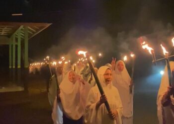 Sambut Ramadan, Ratusan Santri Fathul Hikam NW Pawai Obor di Toili Barat Banggai