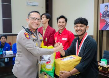 Baksos Polri Presisi Bersama Mahasiswa Sambut Ramadhan, Kapolres Banggai Serahkan 100 Paket Sembako