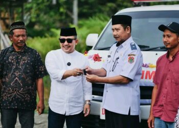 Dukung Layanan Kesehatan, Bupati Amirudin Serahkan Ambulance ke Desa Sinorang