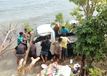 Kapolsek Bunta Pimpin Evakuasi Mobil Ekspedisi Masuk Jurang