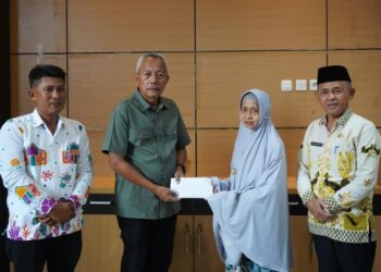 Bupati Banggai Laut Serahkan Infaq dan Sedekah untuk Masyarakat yang Membutuhkan