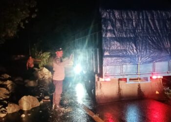 Aksi Polisi Berjibaku Bersihkan Longsor Tutupi Jalan di Bunta, Banggai