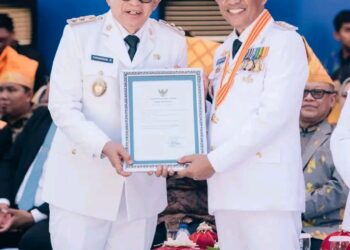 Pemkab Banggai Terima Penghargaan UHC Kategori Pratama pada Peringatan HUT ke-61 Provinsi Sulawesi Tengah