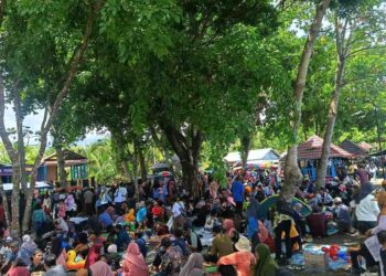 Rayakan Lebaran Ketupat, Ribuan Warga Padati Pantai Hek Permai Nuhon