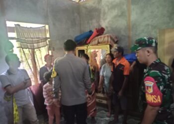Polsek Bunta Datangi TKP Jasad Pria Gantung Diri di Dalam Rumahnya