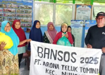 PT Arona Teluk Tomini di Nuhon Bagikan Ratusan Paket Sembako Kepada Warga