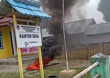 Bakar Ban di Kantor Desa Hunduhon, Warga Protes Namanya Dihapus sebagai Penerima BLT