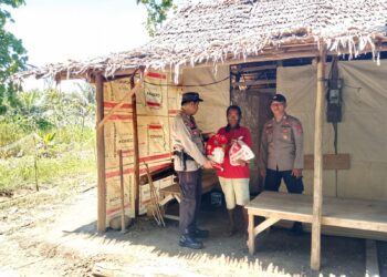 Wujud Kepedulian, Bhabinkamtibmas Polsek Bunta Bagikan Sembako Kepada Warga Kurang Mampu