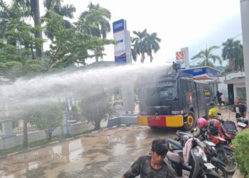 Terjunkan Water Canon, Polres Banggai Bantu Bersihkan Endapan Lumpur Pasca Banjir di BRI Luwuk