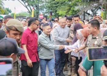 Ribuan Warga Padati Area Kantor Bupati Jemput Amirudin-Furqanuddin Sebagai Bupati dan Wakil Bupati Banggai Terpilih Periode 2025-2030