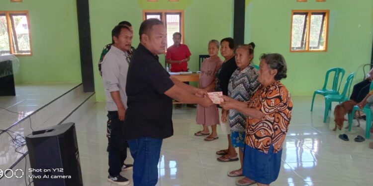 Kepala desa Mantan A  "Sepnat Saponyo" Salurkan Bantuan ke masyarakat. (Dok.ist)