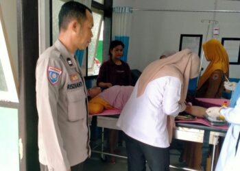 Insiden di Kintom: Dua Perempuan Alami Luka-luka Akibat Kecelakaan di Tikungan Mendono