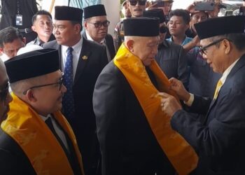 Ketua DPRD Banggai Sambut Bupati Amirudin dengan Selempang Kuning Motif Burung Maleo