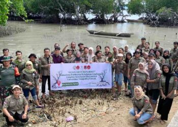 Mahasiswa Kesehatan Masyarakat Untika Luwuk Gelar Aksi Penanaman Mangrove di Pesisir Desa Bondat