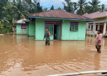 Tak Ada Tanggul, Banjir Sungai Komuyang Meluap Masuk ke Pemukiman Warga Dowiwi, Simpang Raya