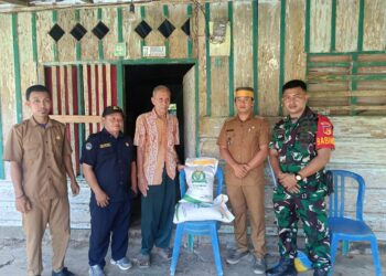 Babinsa Koramil 1308-02 Bunta Serma Solihin Akib Dampingi Pemdes Hion Salurkan Bansos Beras Dari BPN