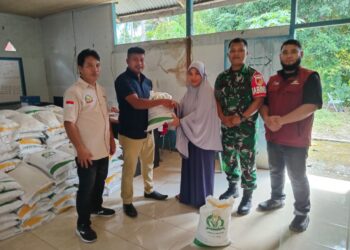 Pemdes Koninis Simpang Raya Salurkan Bansos Beras ke 76 KK