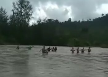 Potret Miris Pendidikan di Banggai: Siswa Bertaruh Nyawa Seberangi Sungai Demi Sekolah