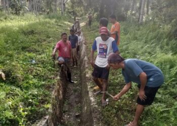 Masyarakat Dowiwi Simpang Raya Laksanakan Kerja Bakti Bersihkan Riol