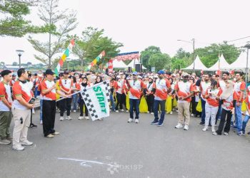 Plt Sekab Banggai Lepas Peserta Jalan Sehat HUT ke-80 RI di Teluk Lalong