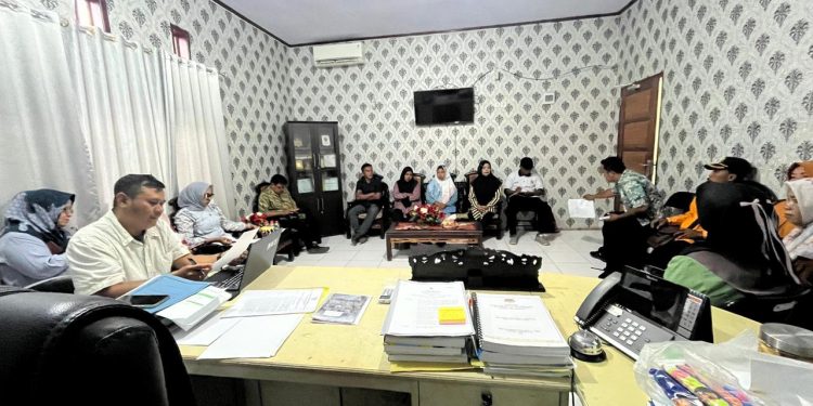 Mediasi persoalan pemberhentian dua Kader posyandu desa bohotokong, kecamatan bunta bertempat di kantor DPMD Banggai. ( Dok.ist)