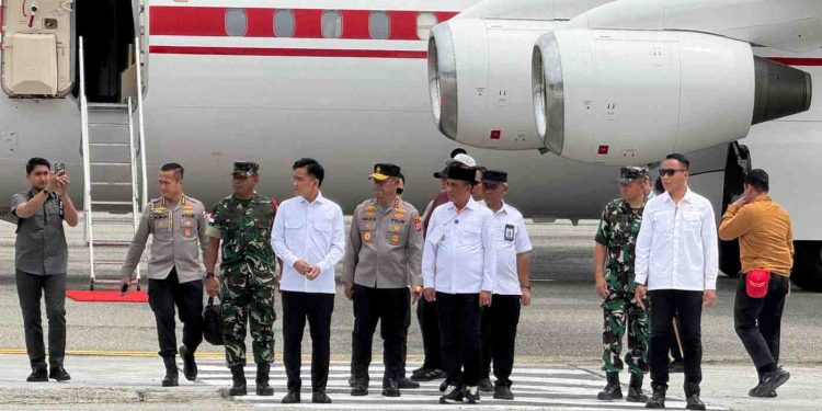 Gubernur Sulteng Menyambut kedatangan Wapres Gibran di Bandar Udara Kasiguncu Poso,Jumat(22/8/2025)/Foto:Ist