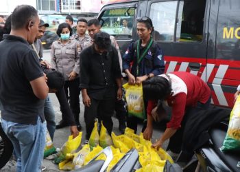 Polisi dan Mahasiswa di Banggai Bagikan Beras ke Warga Usai Unjuk Rasa