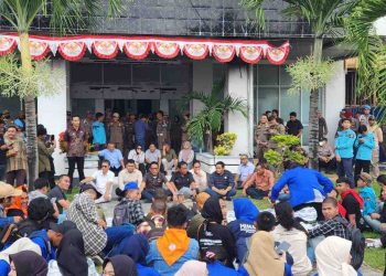 Mahasiswa Banggai Geruduk DPRD, Kebijakan APBD Menuai Kritik Tajam