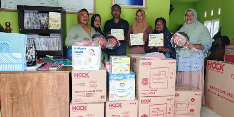 Kepala Desa Lambako, Kecamatan Banggai, Kabupaten Banggai Laut, Sulawesi Tengah, Candra A. Pindjaling, menyerahkan bantuan kepada empat kelompok UMKM desa setempat, Kamis (7/8/2025).