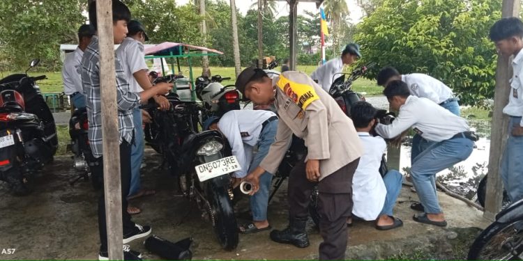 Subsektor Toili Barat Polsek Toili merazia penggunaan knalpot racing atau brong dengan menyasar sekolah-sekolah,Kamis(21/8/2025)/Foto:Ist