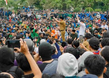Gubernur Anwar Hafid Duduk Bersama Ribuan Massa Aksi di Depan DPRD Sulteng