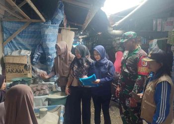 Babinsa dan Tim Gabungan Gelar Penjagaan dan Survei Harga di Pasar Batui