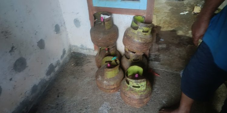 Sejumlah tabung gas LPG 3 kg di pangkalan kosong dari PT Asri Gas Kilongan Permai. (Dok. Kilasbanggai.com )