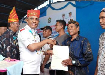 Penyelesaian Konflik Agraria, Gubernur Sulteng Serahkan SHM kepada Warga Transmigrasi Kancu’u Poso