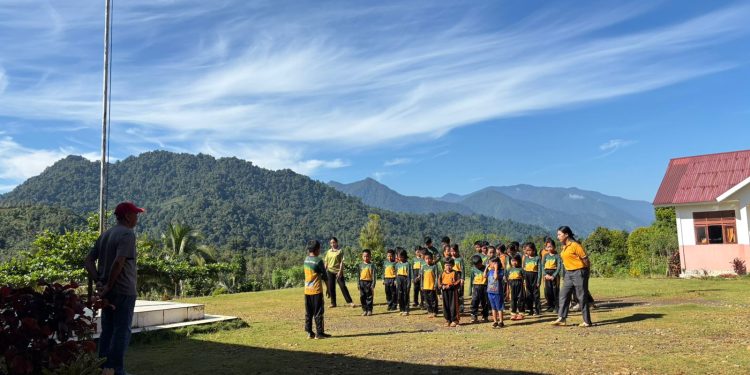Dinas Pendidikan dan Kebudayaan (Disdikbud) Kabupaten Banggai terus berupaya meningkatkan kualitas pendidikan melalui Program Wajib Belajar 13 Tahun yang dijalankan lewat Gerakan Ade Kembali Sekolah berkolaborasi dengan Banggai Cerdas. (Handover)