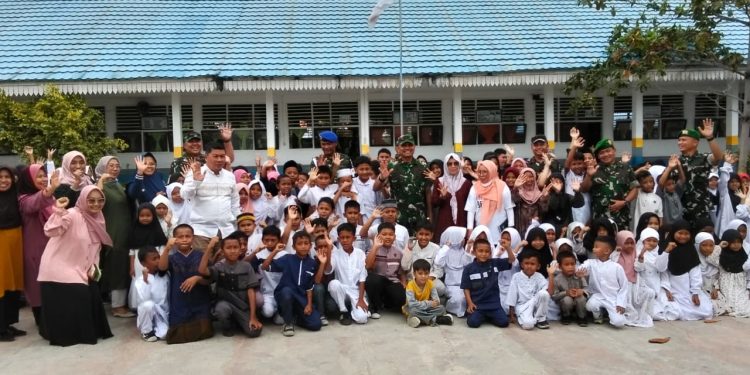 Kepala Dinas Dikbud Syafrudin Hinelo, saat mendampingi Pangdam Binsar, dalam meninjau program MBG di SDN Simpong, Kabupaten Banggai, Jumat (26/9/2025).