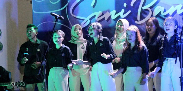 Penampilan paduan suara Lab Art Polabotan menyanyikan lagu Putri Balantak. (Abdy Gunawan/Disdikbud)