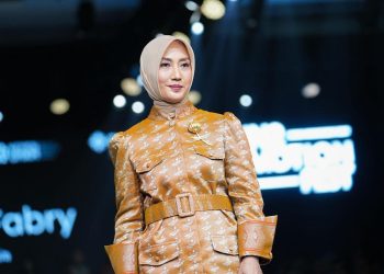 Sry Nirwanti Bahasoan Tampil Anggun Kenakan Batik Bomba Khas Sulteng di IN2MOTIONFEST 2025