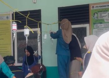 Puluhan Siswa SMA Moilong Diduga Keracunan MBG, Dirawat Hingga Teras Puskesmas