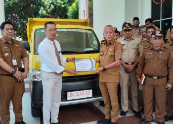 Bupati Sofyan Kaepa Terima Bantuan Mobil Sampah dari Bank Sulteng